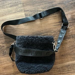 Lululemon Sherpa Bucket crossbody